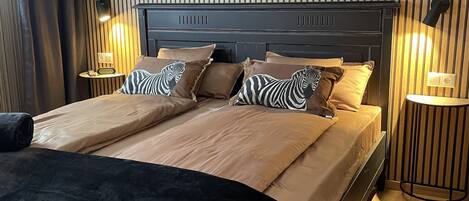 1 habitación, tabla de planchar con plancha y cuna de viaje