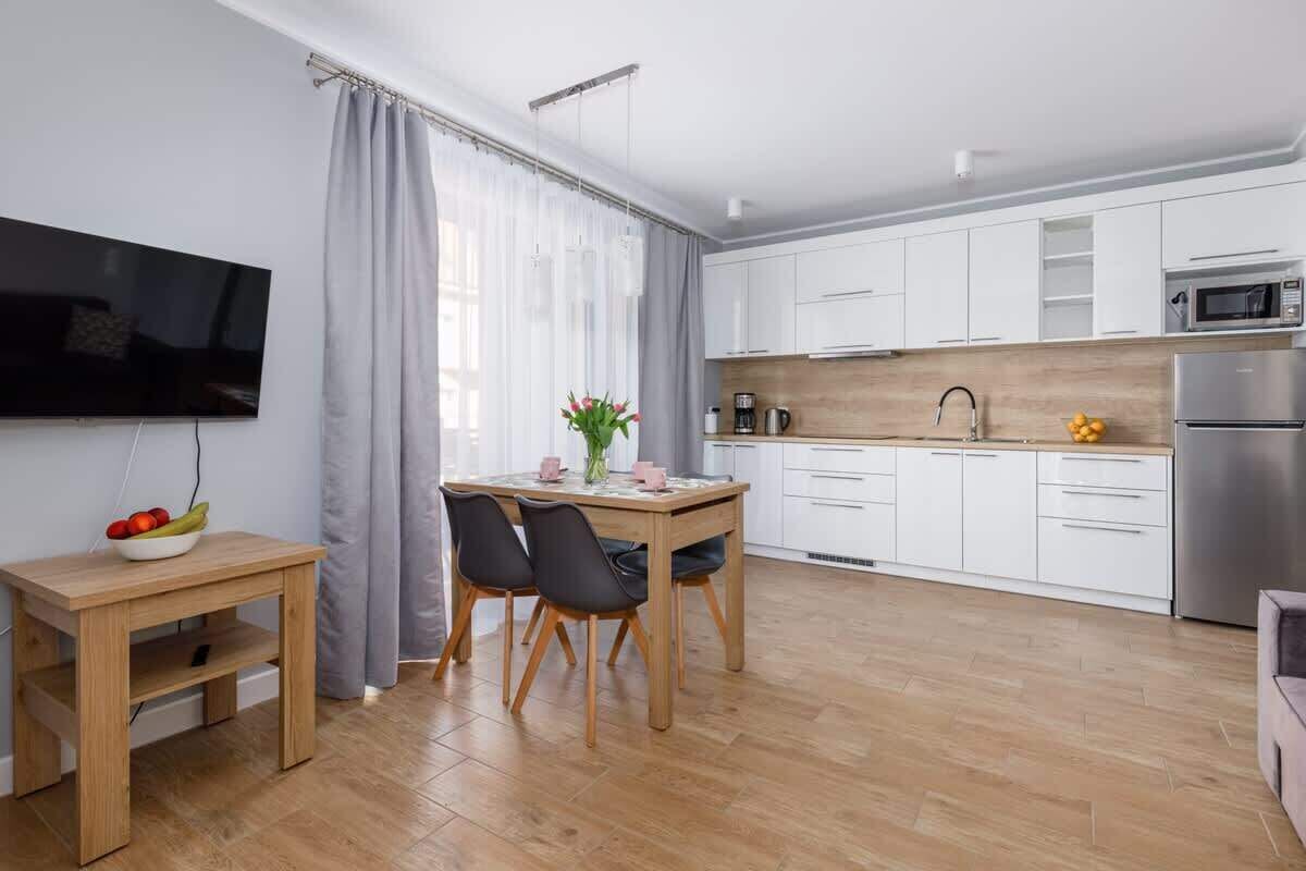 Refrigerador, microondas, parrilla de estufa y cafetera y tetera 