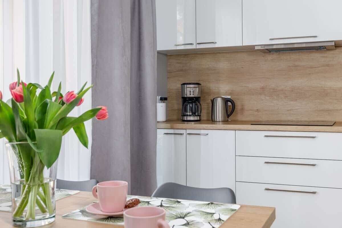 Kühlschrank, Mikrowelle, Herdplatte, Wasserkocher mit Kaffee-/Teezubehör