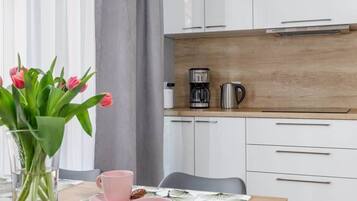 Kühlschrank, Mikrowelle, Herdplatte, Wasserkocher mit Kaffee-/Teezubehör