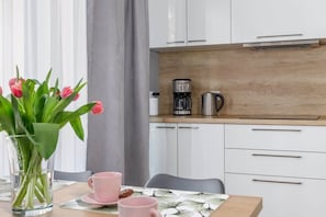 Refrigerador, microondas, parrilla de estufa y cafetera y tetera 