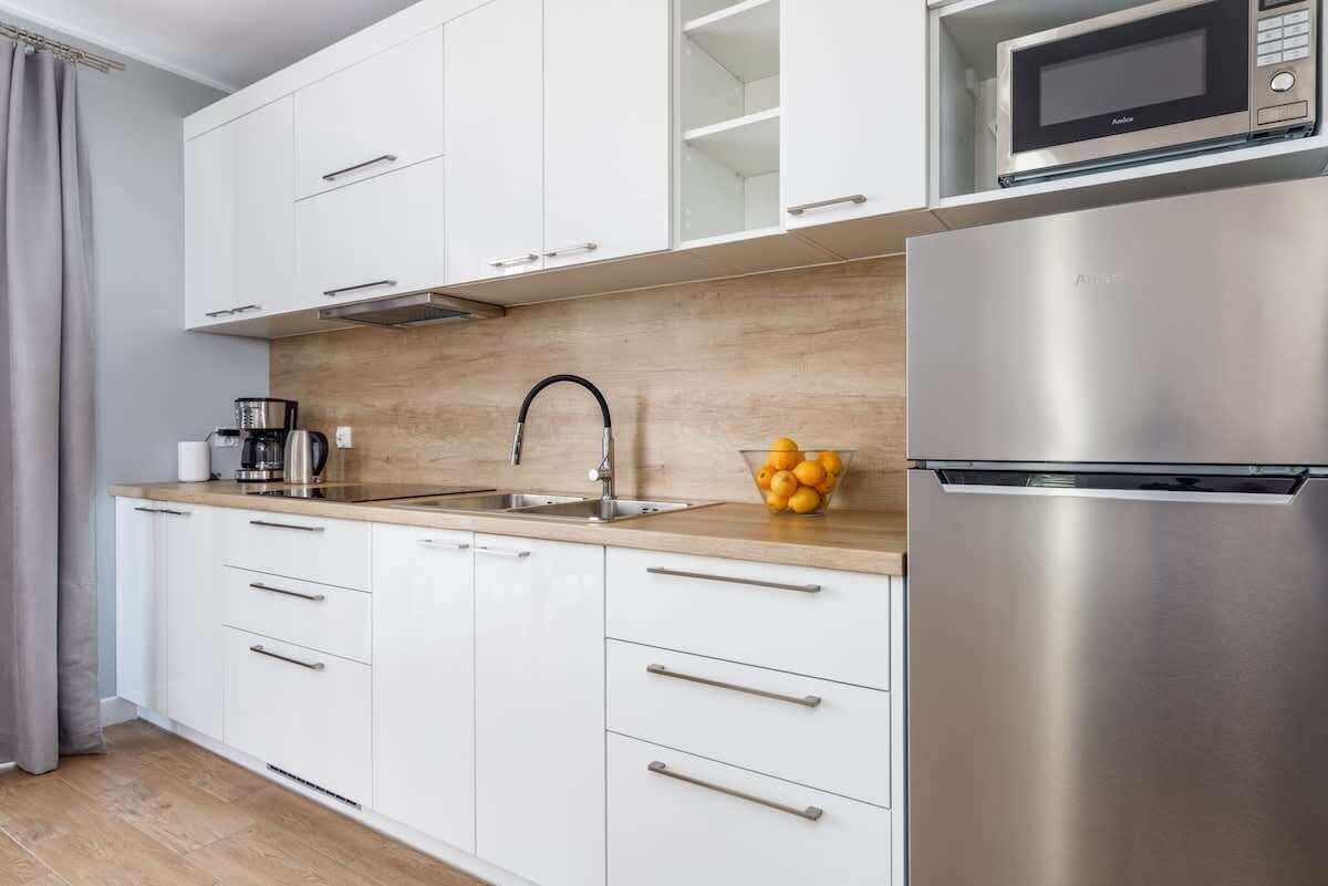 Refrigerador, microondas, parrilla de estufa y cafetera y tetera 