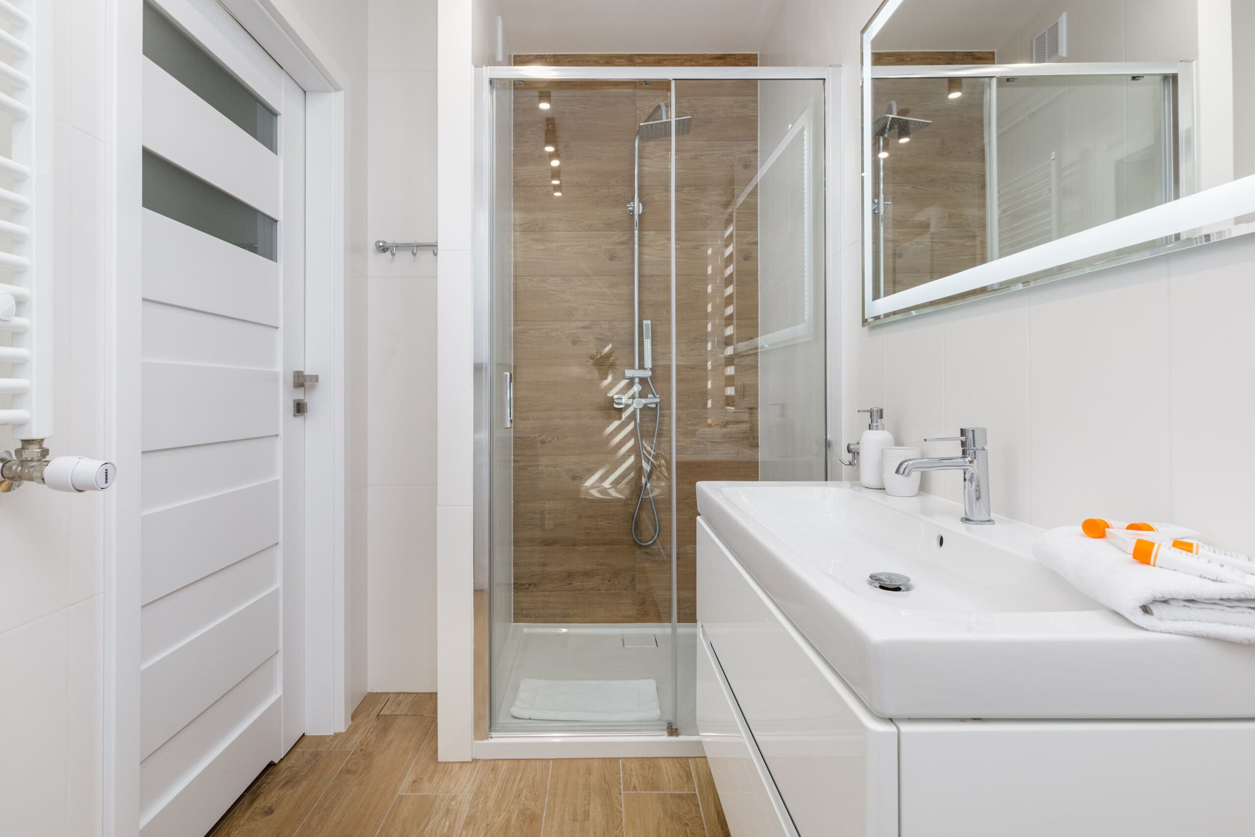 Een douche, een haardroger, handdoeken