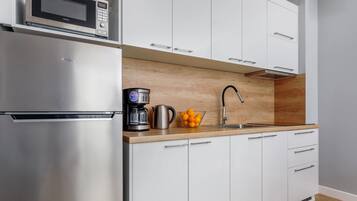 Geladeira, micro-ondas, cooktop, cafeteira/chaleira