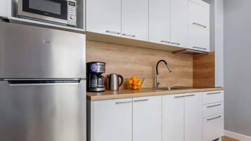 Refrigerador, microondas, placa de cocina, cafetera/tetera