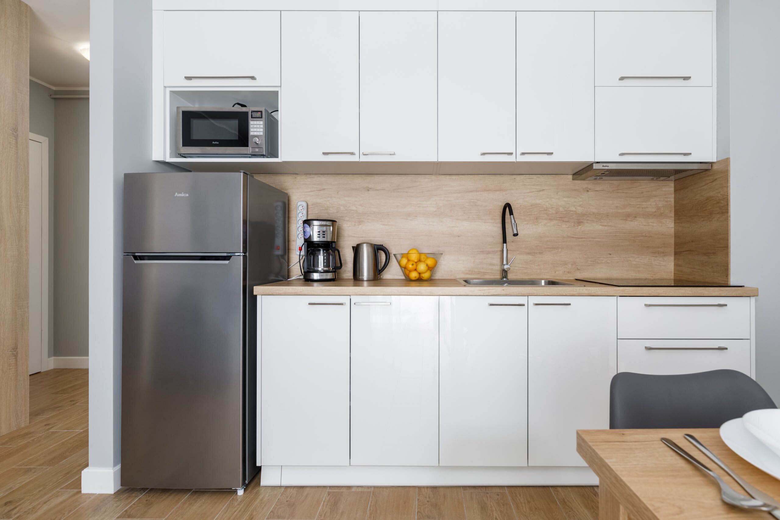 Cafetera/tetera, refrigerador, microondas, placa de cocina
