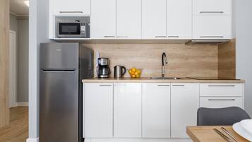Cafetera/tetera, refrigerador, microondas, placa de cocina