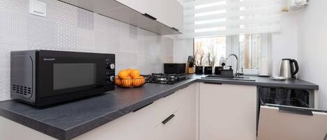 Mikrowelle, Herdplatte, Geschirrspüler, Kochgeschirr/Geschirr/Besteck
