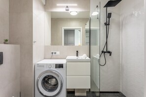 Een douche, een haardroger, handdoeken, zeep
