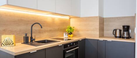 Een koelkast, een oven, een kookplaat, een vaatwasser