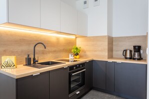 Fridge, oven, stovetop, dishwasher