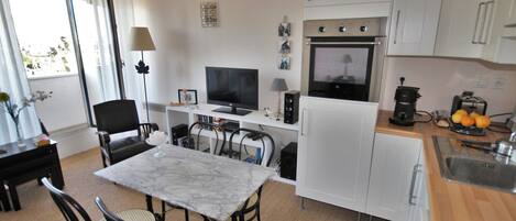 Réfrigérateur, four à micro-ondes