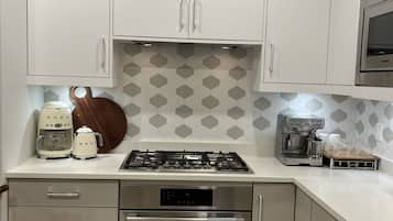 Kylskåp, mikrovågsugn, ugn och spishäll