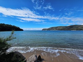 Na praia, areia branca, 2 bares na praia