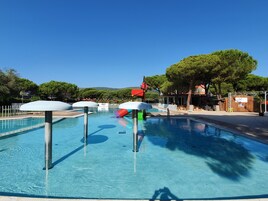 Una piscina al aire libre de temporada