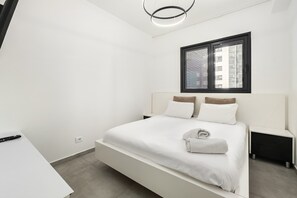 3 habitaciones, escritorio, tabla de planchar con plancha y wifi 