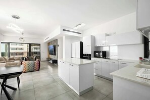 Fridge, microwave, stovetop, dishwasher