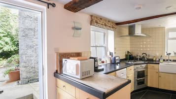 Cottage | Private kitchen | Fridge, dishwasher, electric kettle, toaster