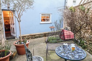Cottage | Outdoor dining - Naunton Cottage (Lyme Regis)