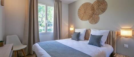 2 soveværelser, pengeskab på værelset, strygejern/strygebræt