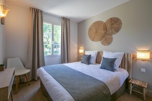 2 quartos, cofres nos quartos, ferros/tábuas de passar roupa