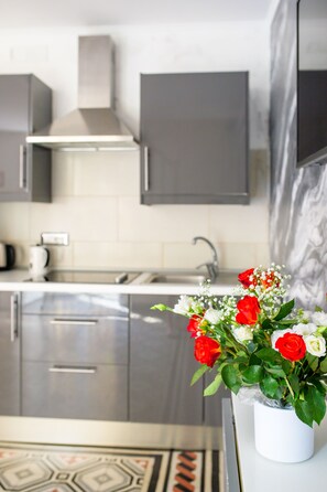 Fridge, microwave, stovetop, coffee/tea maker - ENJOY NAPLES - Deluxe Studio Apartment (Napoli)