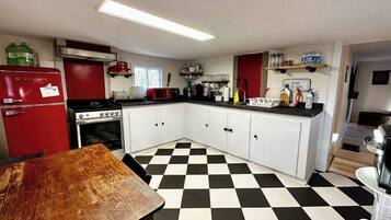 Réfrigérateur, micro-ondes, plaque de cuisson, cafetiÚre/bouilloire