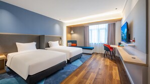 A modern hotel room with two beds, a desk, and a TV. - Holiday Inn Express Jurong Xianlin by IHG (Zhenjiang)