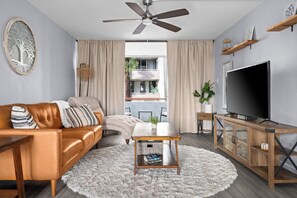 Una Smart TV, una chimenea, videojuegos, libros