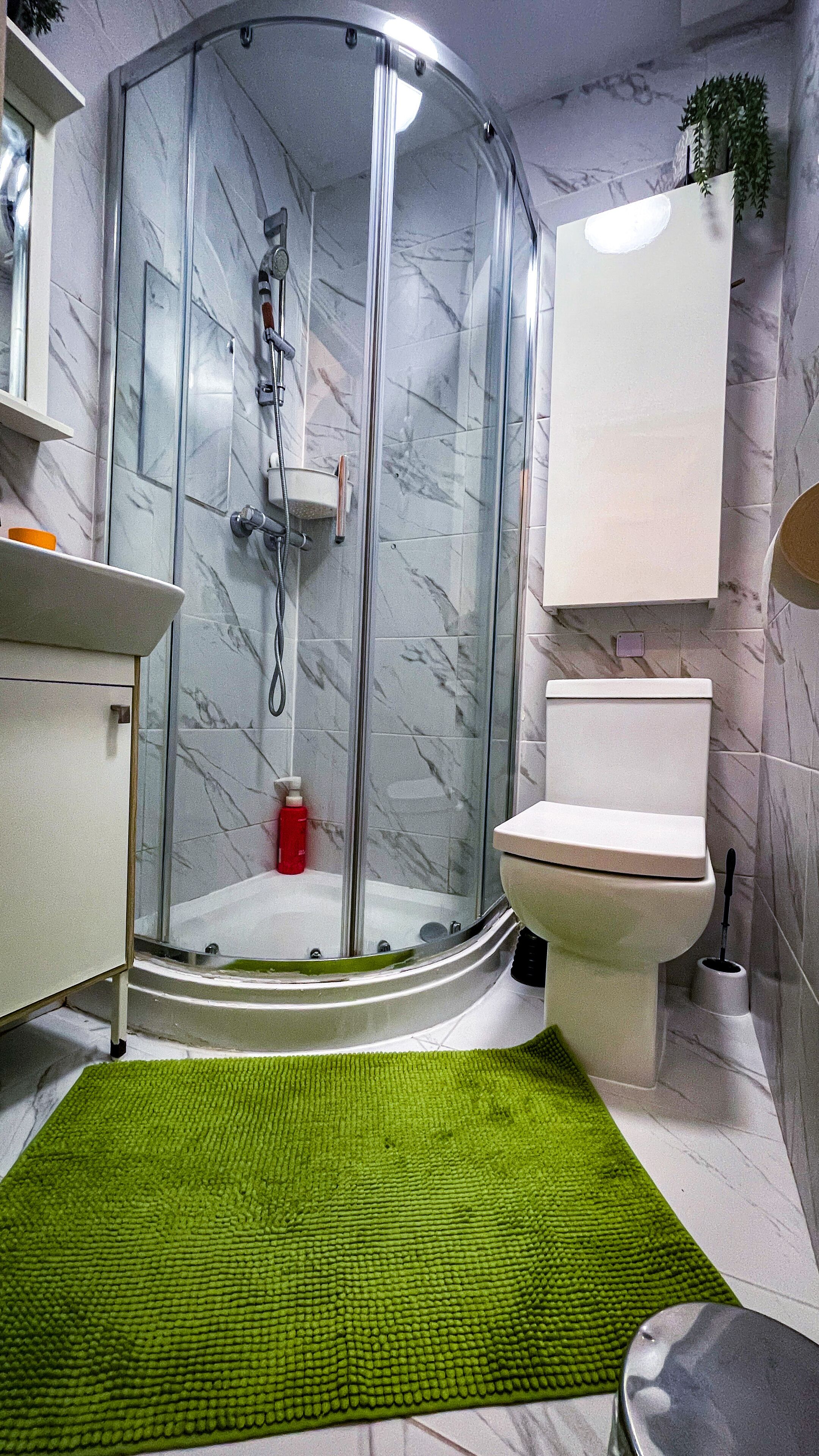 Studio, 1 Queen Bed | Bathroom | Shower, towels