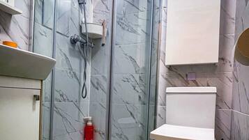 Studio, 1 Queen Bed | Bathroom | Shower, towels