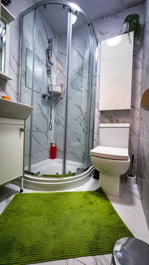 Estudio, 1 cama Queen size | Baño | Regadera y toallas 