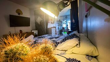 Free WiFi, bed sheets