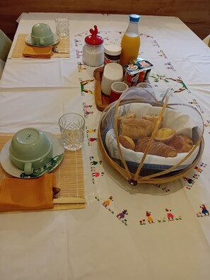 Breakfast for a fee - le Bougainvillée (Saint Aigulin)