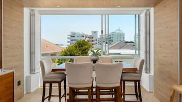 Grand-Apartment | Essbereich im Zimmer