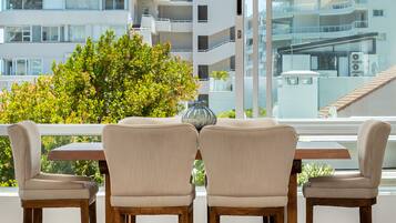 Grand-Apartment | Essbereich im Zimmer