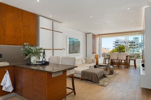 Grand Apartment | Living area | 50-inch flat-screen TV with cable channels, TV, Netflix - Seacliffe 307 (Cape Town)