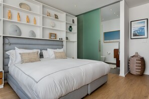 Grand Apartment | 2 bedrooms, laptop workspace, iron/ironing board, free WiFi - Seacliffe 307 (Cape Town)