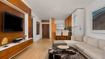 Grand-Apartment | Wohnbereich | 50-Zoll-Flachbildfernseher mit Kabelempfang, Fernseher, Netflix