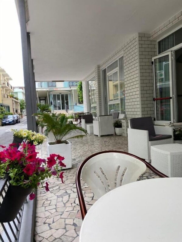 تناول الطعام بالخارج