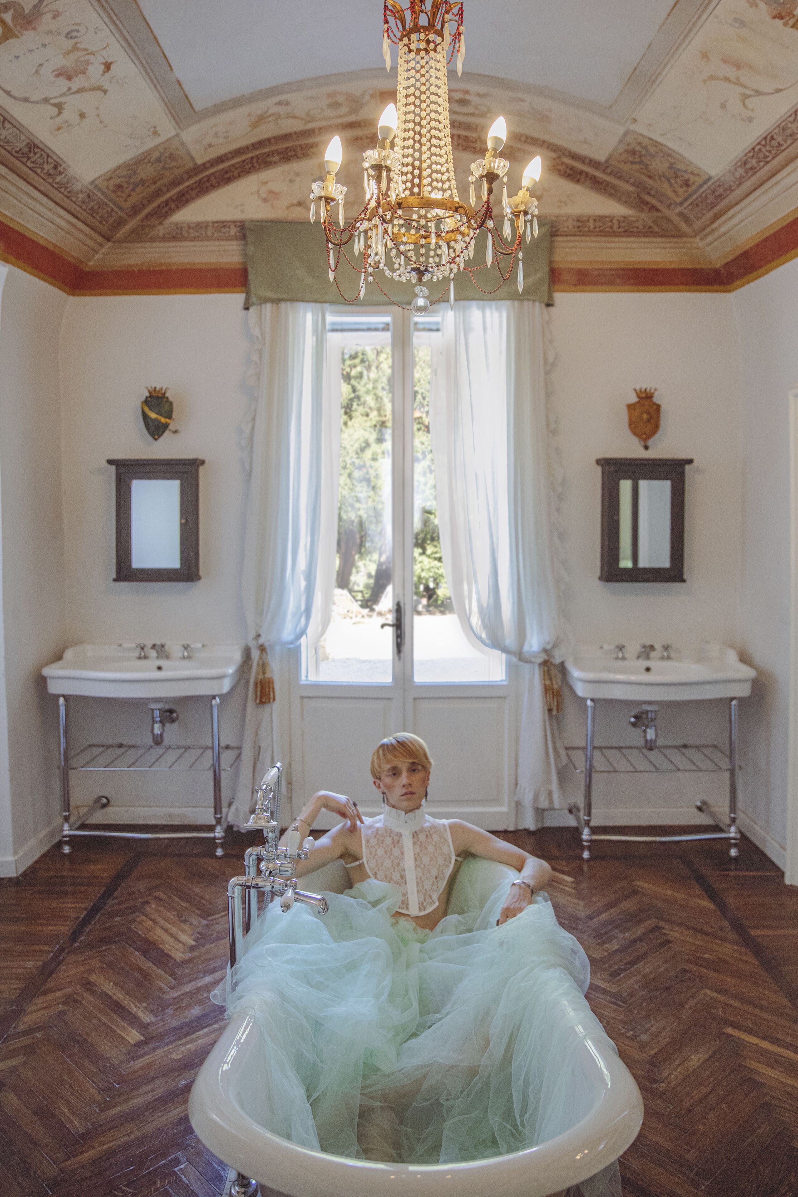 Junior Studio Suite | Bathroom | Separate bathtub and shower, rainfall showerhead, free toiletries