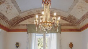 A bathroom with a bathtub, two sinks, and a chandelier. - Ludwig House (San Pietro in Cariano)