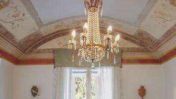Junior Studio Suite | Bathroom | Separate bathtub and shower, rainfall showerhead, free toiletries