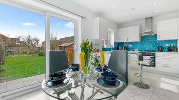 House, 3 Bedrooms | Private kitchenette | Microwave, oven, toaster