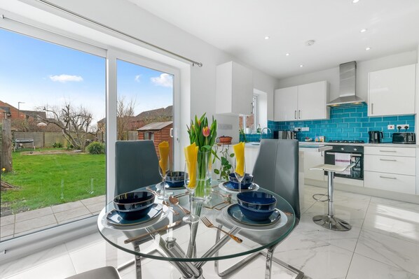 House, 3 Bedrooms | Private kitchenette | Microwave, oven, toaster - Harrow House 3 Bedrooms 2 Bathrooms (Harrow)