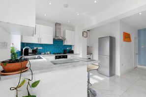 House, 3 Bedrooms | Private kitchenette | Microwave, oven, toaster - Harrow House 3 Bedrooms 2 Bathrooms (Harrow)