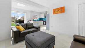 Unclassified image, 3 of 30, button - Harrow House 3 Bedrooms 2 Bathrooms (Harrow)
