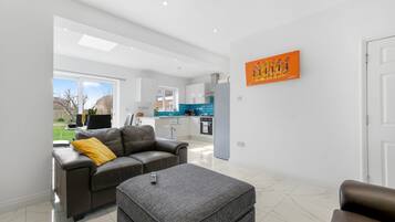 House, 3 Bedrooms | Living area | 42-inch Smart TV with satellite channels, TV, Netflix