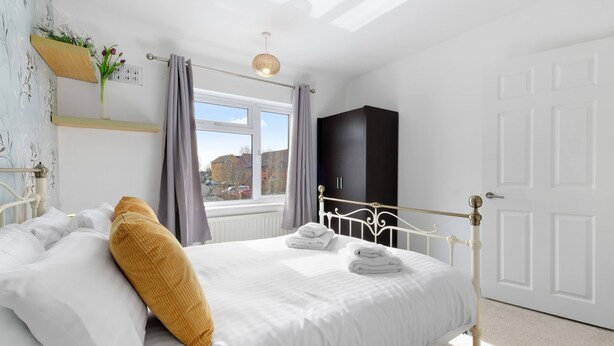 Unclassified image, 1 of 30, button - Harrow House 3 Bedrooms 2 Bathrooms (Harrow)