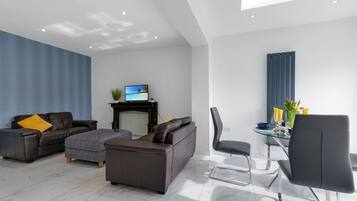 House, 3 Bedrooms | Living area | 42-inch Smart TV with satellite channels, TV, Netflix